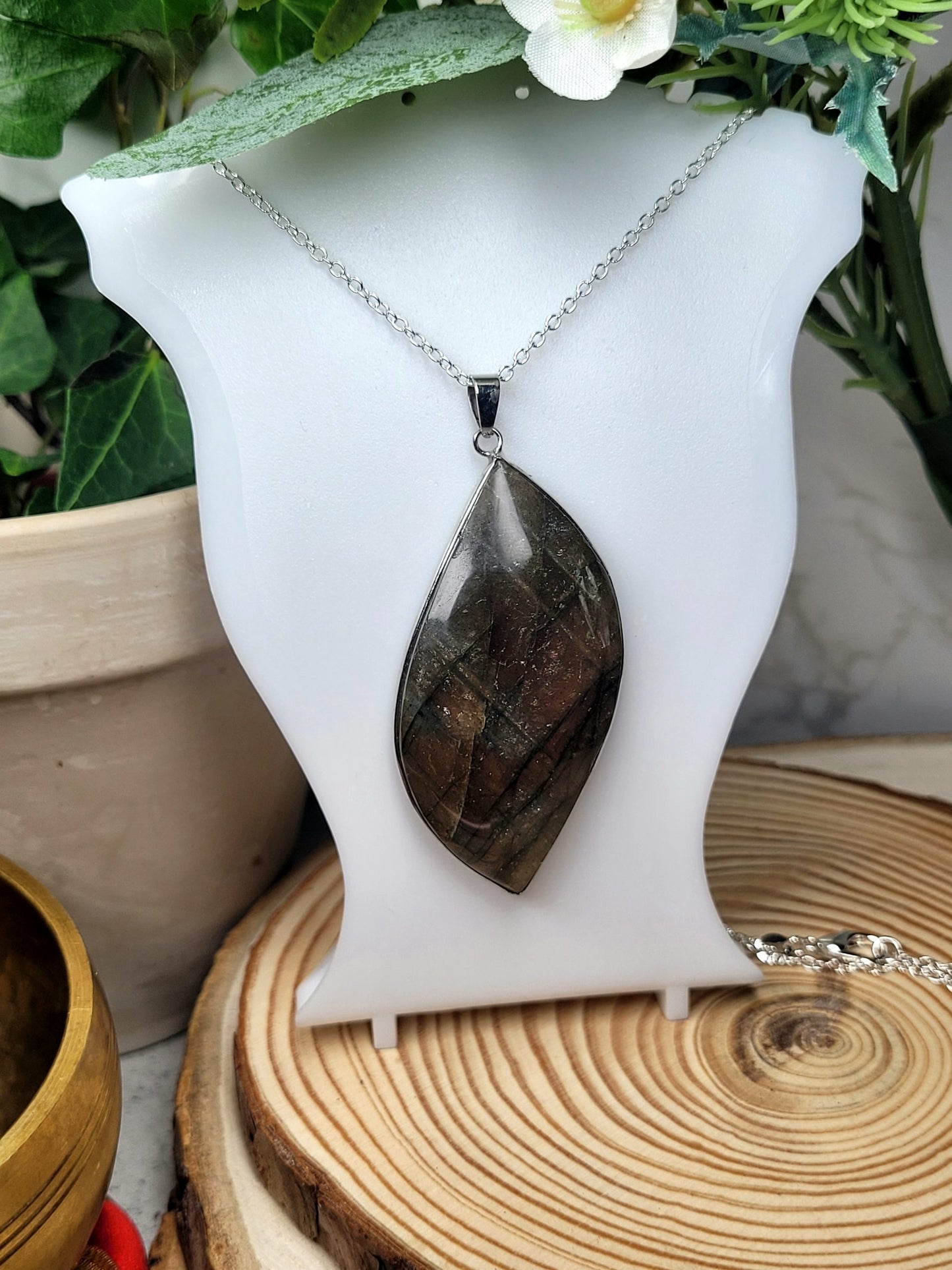 Labradorite pendant image 1