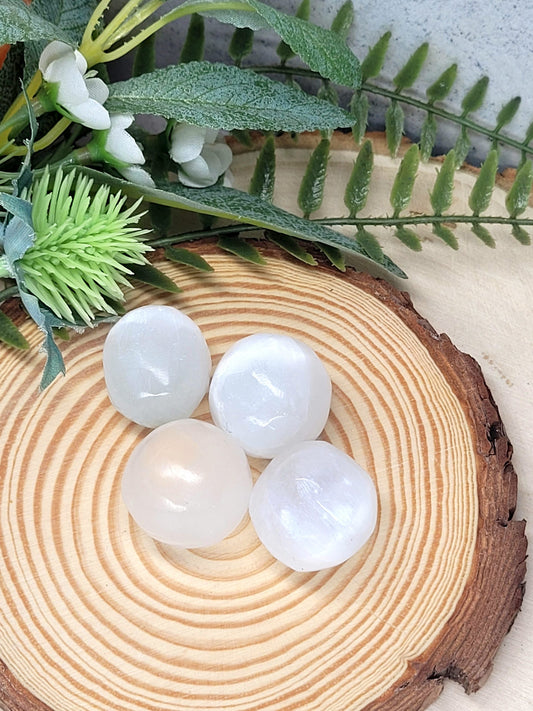 Selenite tumble stone image 0